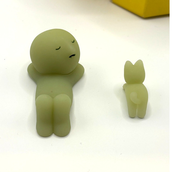 Authentic Smiski Sunbathing Mini Figure from Sunday Series - NEW - Picture 3 of 4